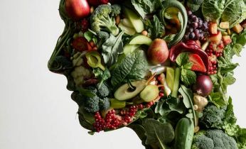 Silueta de la cara de una mujer hecha con frutas y verduras