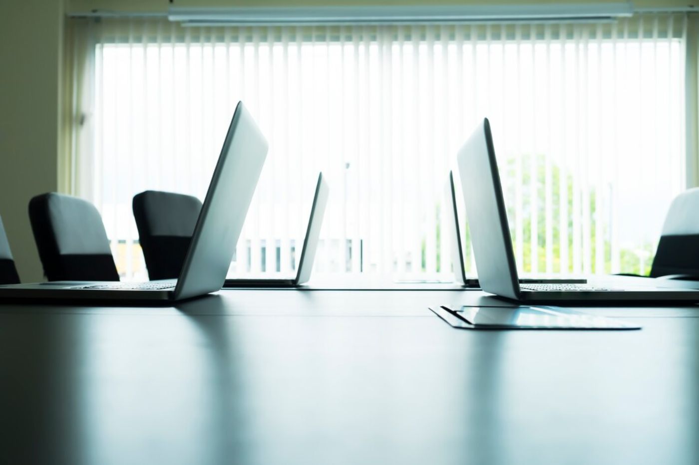 ordenadores-portatiles-computadora-tabla-sala-reunionfoto freepick