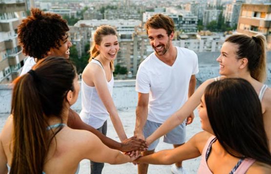 grupo de personas saludables haciendo ejercicio