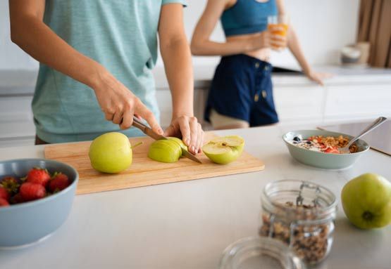 Mujer cortando manzana