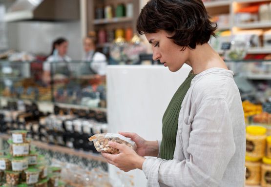 Mujer viendo un producto en supermercado