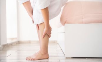 close-up-hands-massaging-legs freepick