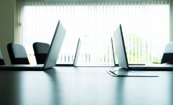 ordenadores-portatiles-computadora-tabla-sala-reunionfoto freepick