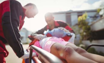 paramedic-giving-oxygen-injured-girl copia