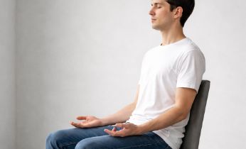 persona-haciendo-técnica-de-relajacion copia