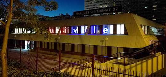 Zona de rehabilitación y fisioterapia equipada del centro de Barcelona.