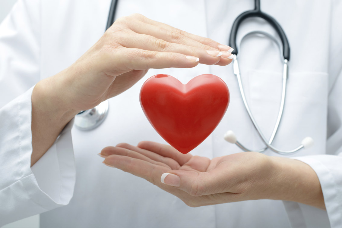 Persona con un corazón de goma ebtre las manos