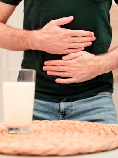 Persona que sufre dolor de estómago con muecas dolorosas, sintiendo calambres repentinos