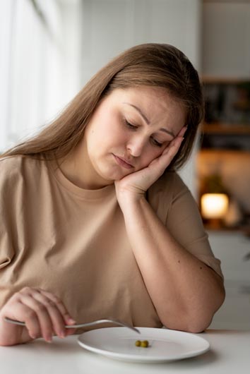 Mujer tratando de comer sano