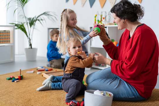 Educadora infantil dando clase a losalumnos