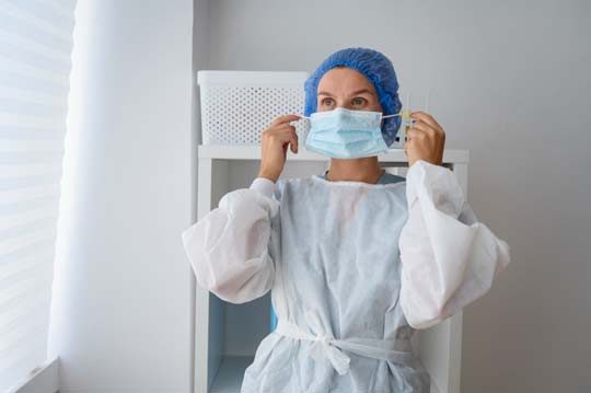 Sanitaria poniéndose mascarilla en hospital