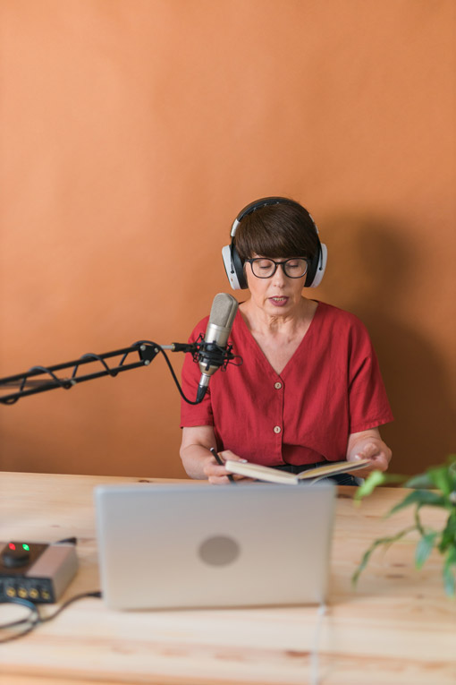 persona grabando un podcast dentro del estudio