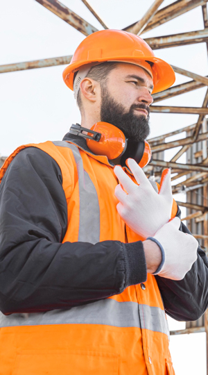 Hombre poniéndose guantes para el trabajo