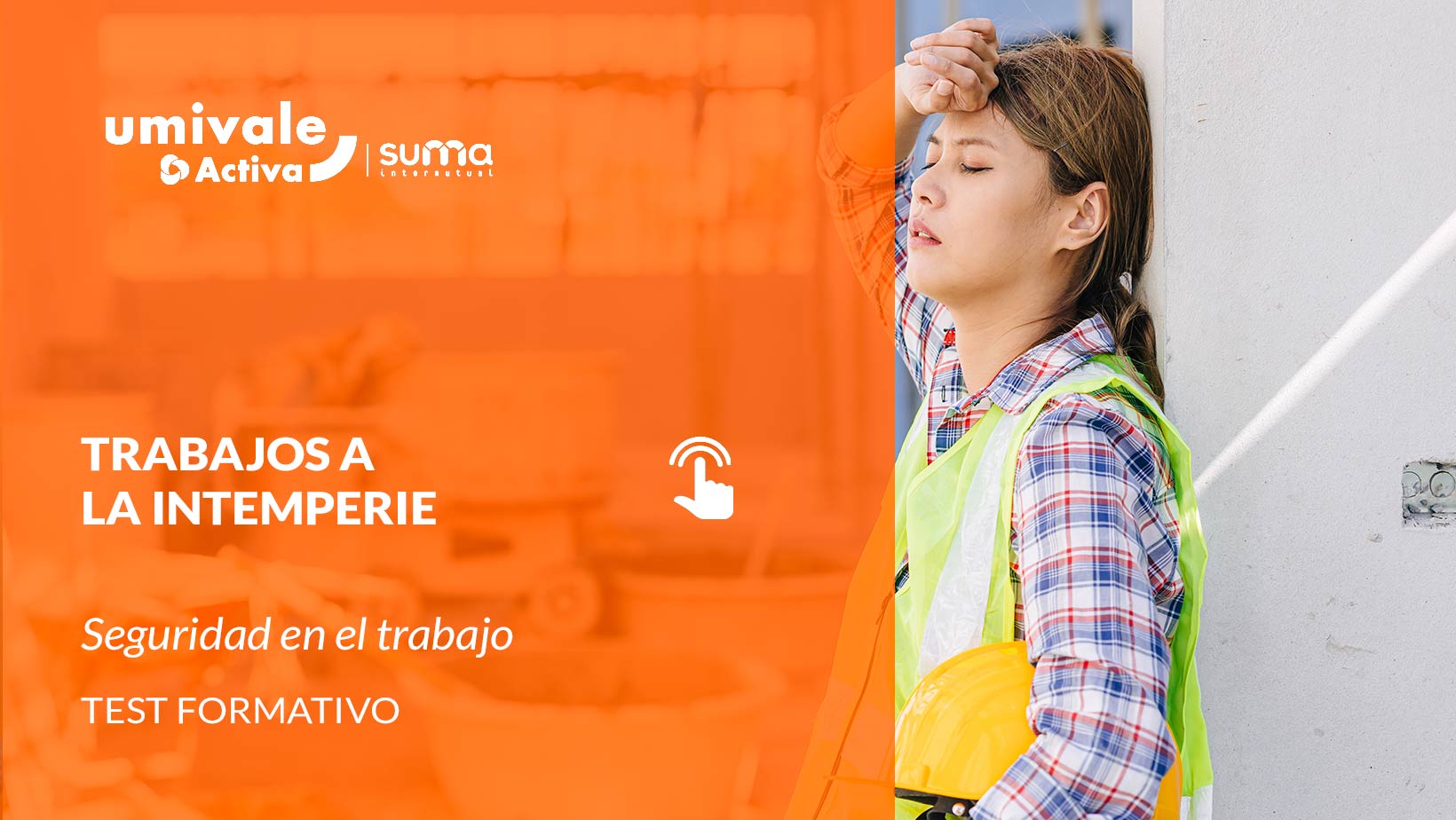 Trabajadora de la construcción cansada, apoyada en una pared con la mano en la frente y sosteniendo un casco de seguridad en una obra