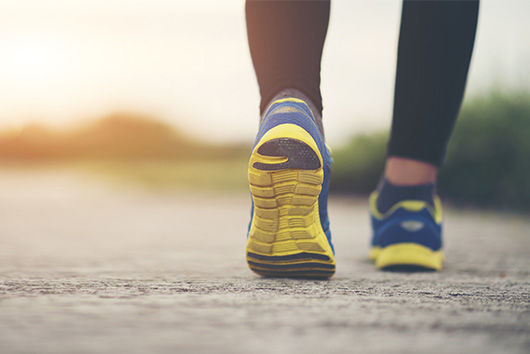 dona atlètica posant-se les sabatilles esportives