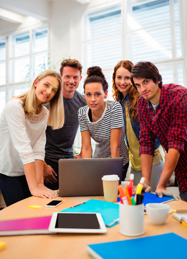 Equipo de personas colaborando en una oficina