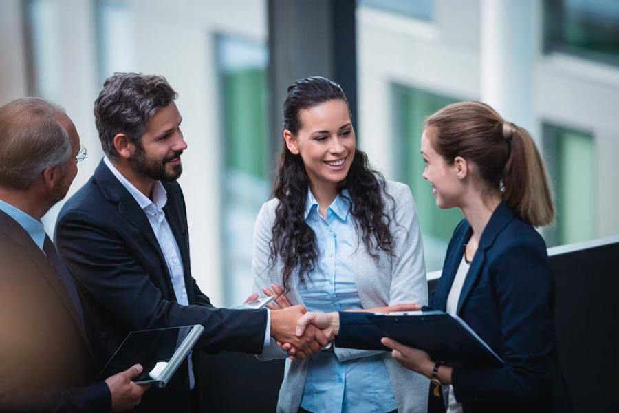 grupo de empresarios hablando