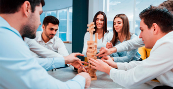 Personas trabajando en equipo, promoviendo la salud en las empresas
