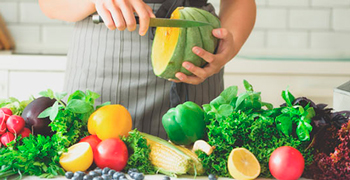 Mesa con ingredientes frescos para una alimentación saludable