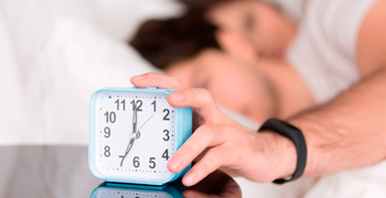 Persona durmiendo con un antifaz, promoviendo la higiene del sueño
