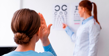 Persona en una revisión ocular, cuidando sus ojos