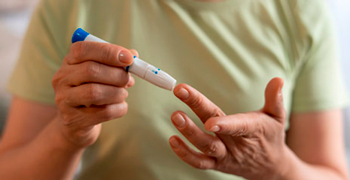 Medidor de glucosa, simbolizando el control de la diabetes mellitus
