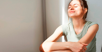 Persona meditando, promoviendo el bienestar emocional