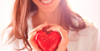 Persona sosteniendo un corazón de plastilina, simbolizando la salud cardiovascular