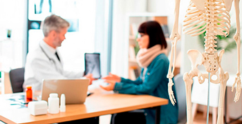 Personal sanitario administrando una vacuna, simbolizando la prevención de enfermedades