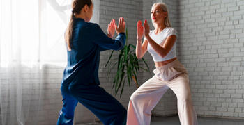 Personas haciendo ejercicios de yoga, demostrando buena higiene postural