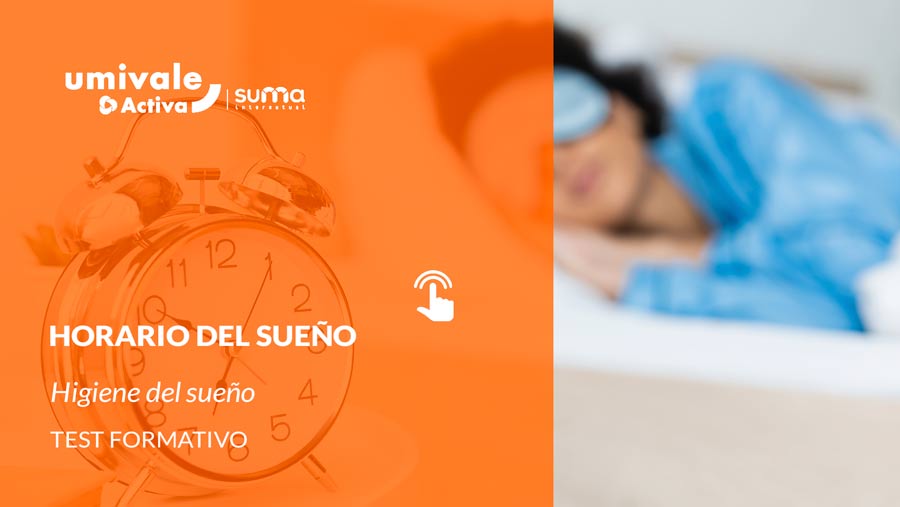 Despertador cerca de una persona en la cama