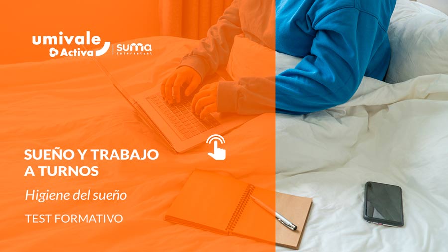 Persona sentada en la cama, trabajando desde casa