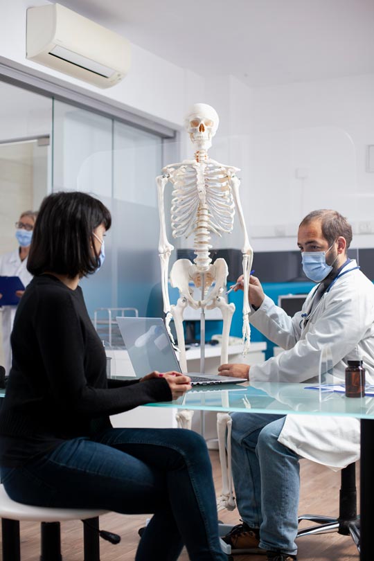  Mujer en la consulta de un fisioterapueta