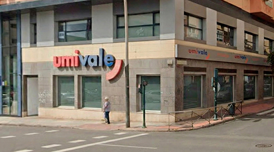 Fachada de la clínica de Umivale Activa en Almería