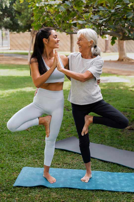 Dos personas haciendo ejercicios de yoga
